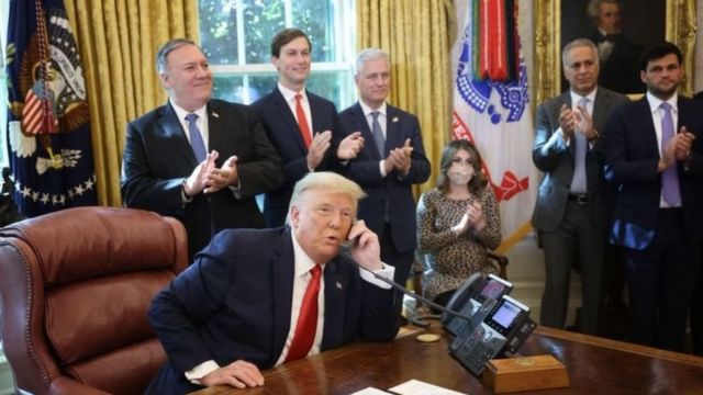Trump au téléphone entouré d'autres personnes