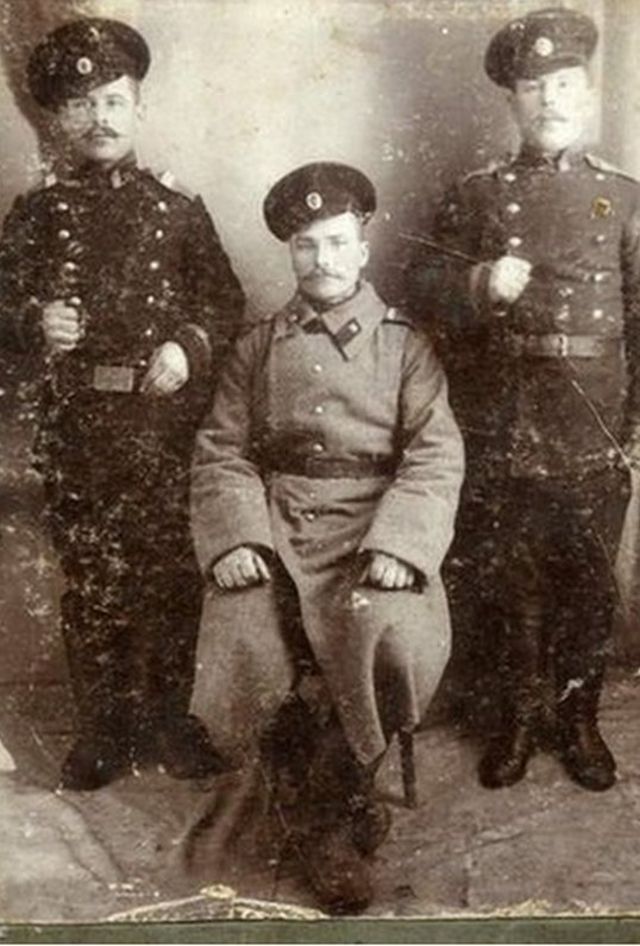 Яков - в центре