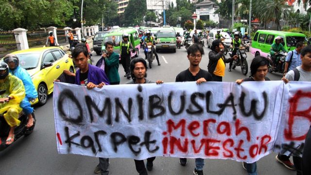 Sejumlah mahasiswa yang tergabung dalam Aliansi Badan Eksekutif Mahasiswa (BEM) se-Bogor melakukan aksi long march dalam aksi menolak RUU Omnibus Law di jalan raya Djuanda, Kota Bogor (07/02).