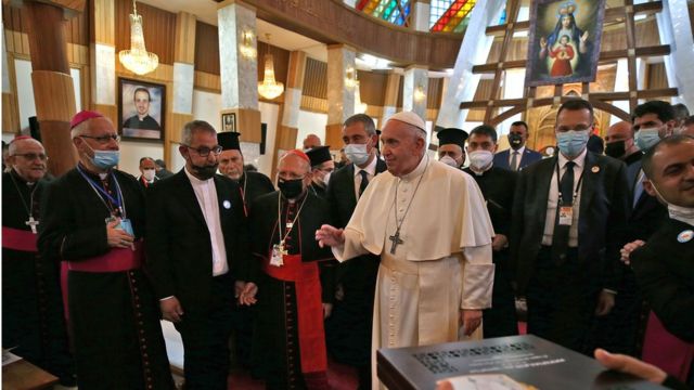 البابا فرانسيس لدى زيارته لكنيسة"سيدة النجاة" وسط العاصمة العراقية بغداد