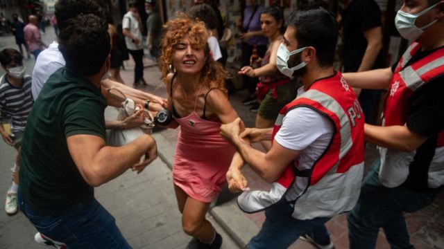 Durante a Parada do Orgulho Gay em Istambul este ano, a polícia turca disparou gás lacrimogêneo e prendeu dezenas de participantes. 26 de junho de 2021.