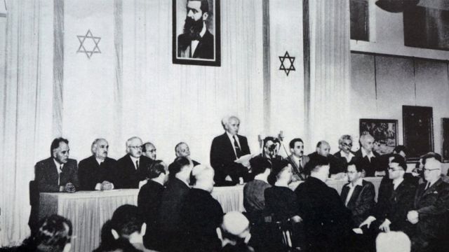 14 مايو أيار عام 1948: دافيد بن غريون" يعلن"قيام دولة إسرائيل" رسميا بحلول منتصف الليل وانتهاء الانتداب البريطاني