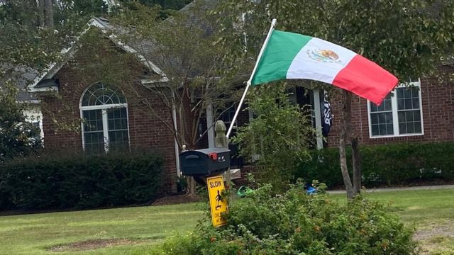 Una casa en Wilmington con una bandera mexicana