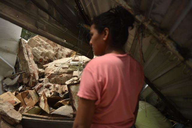 Una mujer observa un edificio colapsado en Juchitán, Oaxaca, México, por el terremoto de magnitud 8,2.