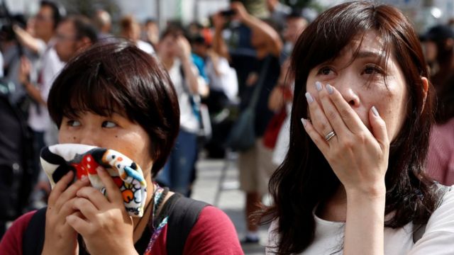 国内各地の大型スクリーンに映し出された天皇陛下のお言葉に多くの人が聞き入った。