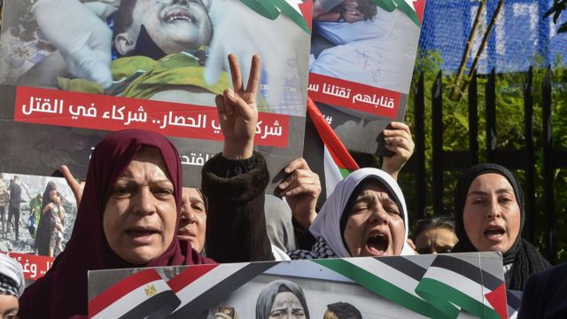 متظاهرات مؤيدات للفلسطينيين