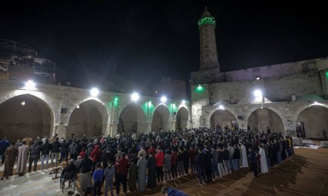 فلسطينيون يؤدون صلاة التراويح في المسجد العمري في غزة بعد صيام اليوم الخامس من شهر رمضان - 27 مارس/تشرين الأول 2023