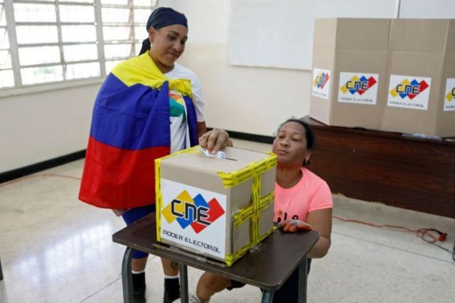 Mulher votando na Venezuela