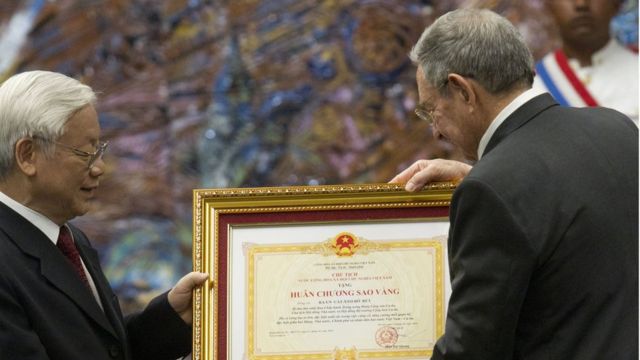 Chủ tịch Raul Castro nhận Huân Chương Sao Vàng từ TBT Nguyễn Phú Trọng tại Cung cách mạng ở Thủ đô Havana, Cuba hôm 29/3.