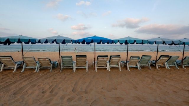เก้าอี้ชายหาดที่ว่างเปล่าบนชายหาด