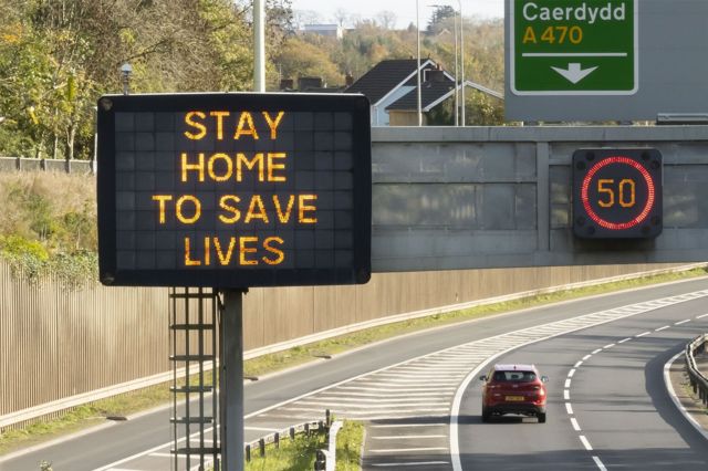 Un aviso en una carretera aconseja quedarse en casa para salvar vidas, en Cardiff, Gakes, octubre 2020