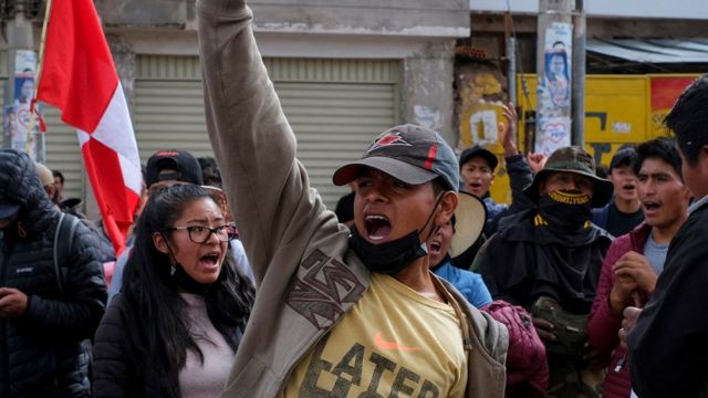 Un joven gritando arengas durante las protestas en Perú