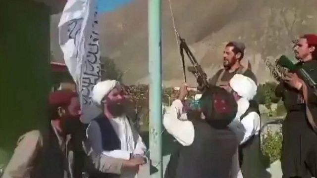 Taliban đã đăng lên mạng đoạn phim quay cảnh các chiến binh của họ đang giương cờ ở Thung lũng Panjshir vào thứ Hai.