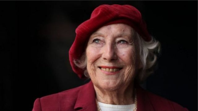 Vera Lynn musiqi karyerasına 1935-ci ildə başlayıb