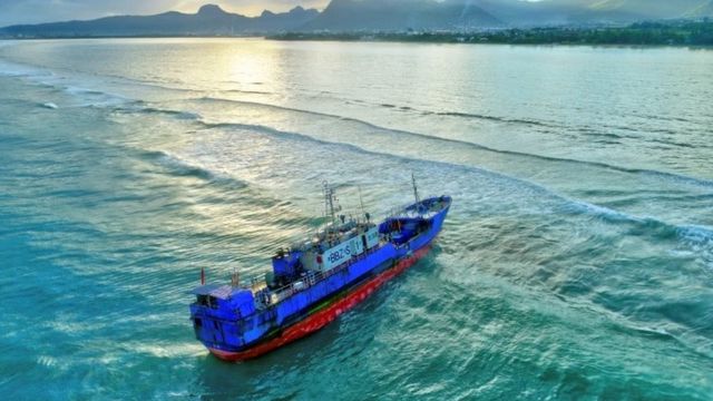 हिंद महासागर में कच्चा तेल ले जाने वाला चीन का एक ट्रॉलर