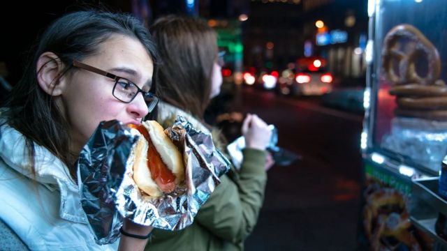 养成在深夜吃大餐的习惯会干扰血糖水平（Credit: Getty Images）(photo:BBC)