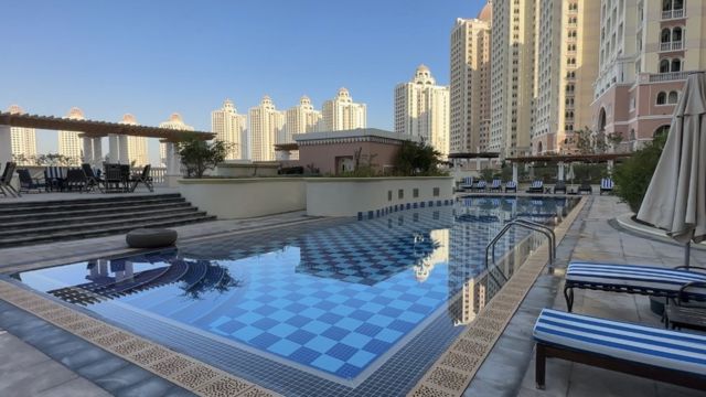 Piscina de una de las torres de Viva Bahryia.