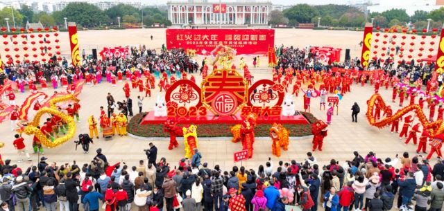 Nhìn từ trên không màn biểu diễn dân gian chào đón Tết Nguyên đán tại tỉnh Giang Tây của Trung Quốc