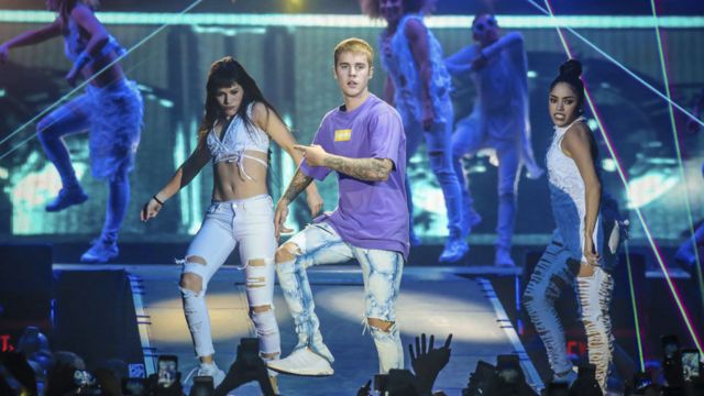Justin Bieber con bailarinas en una actuación de su gira mundial Purpose en Bélgica