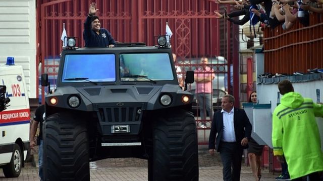 Maradona desfiló sobre un vehículo todo terreno durante su visita a Bielorrusia en 2018