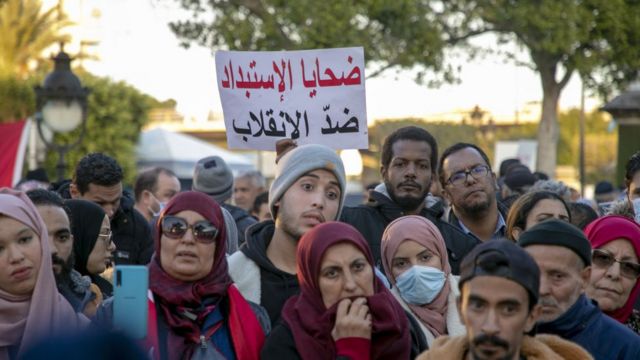 تجمع الناس في اعتصام احتجاجي على قرارات الرئيس التونسي قيس سعيد في تونس العاصمة يوم 17 ديسمبر 2021.