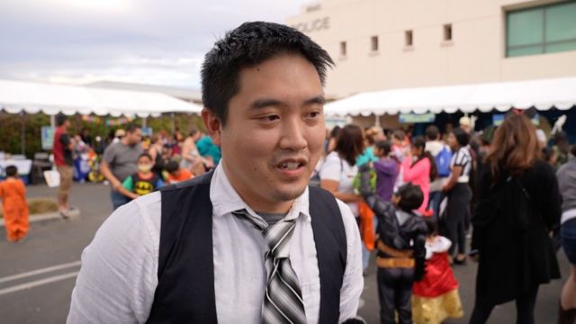 加州橙县越南裔选民克里斯托弗·范说，自己投票时最在意的是候选人的政治纲领，包括能否推动枪支管制，以及平等的税收和医疗保健，而不是如何使用竞选策略抹黑对手。(photo:BBC)