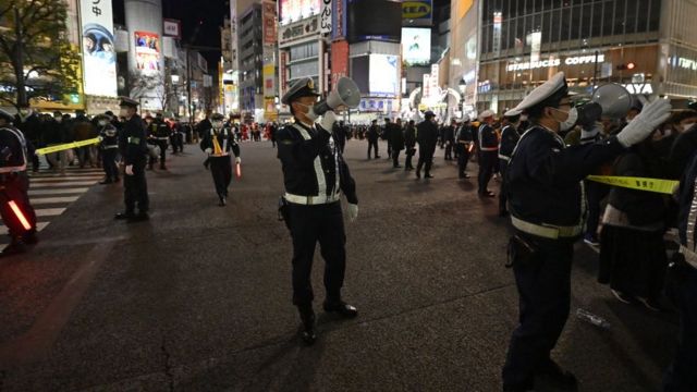 Policías vigilan las calles de Tokio, en Japón, durante la celeberación de Año Nuevo.