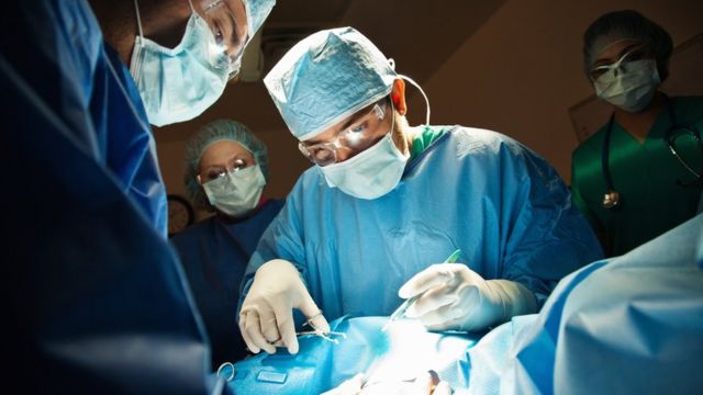 أطباء يجرون جراحة لسيدة حامل