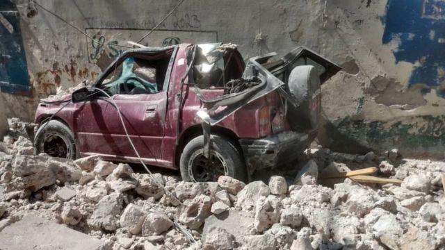 Un auto destruido tras el terremoto en Haití.