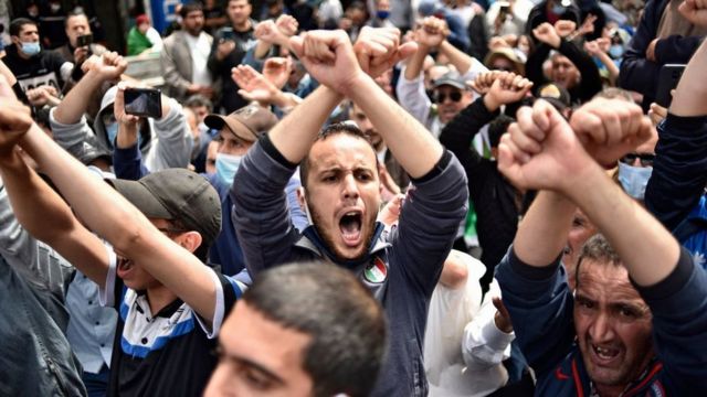 جزائريون يرددون هتافات خلال مظاهرة مناهضة للحكومة في العاصمة الجزائر في 30 أبريل/نيسان 2021