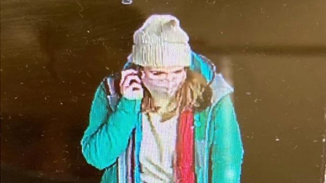 Imagem de Sarah Everard na noite em que ela desapareceu, falando ao celular
