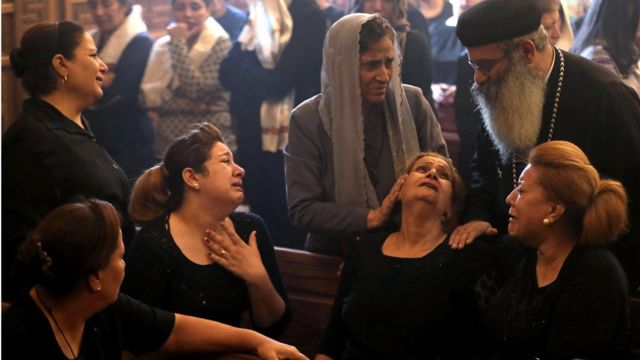 مسيحيون يبكون ضحايا هجوم على كنيسة في مصر