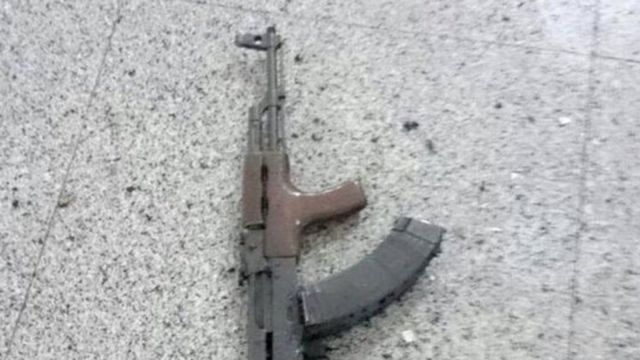 Fuzil Kalashnikov encontrado no aeroporto de Istambul após o ataque