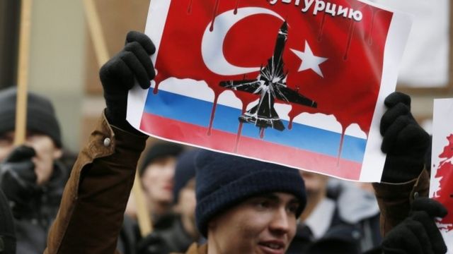 ロシア軍機撃墜に抗議する人たちが、モスクワのトルコ大使館前で抗議した(25日)