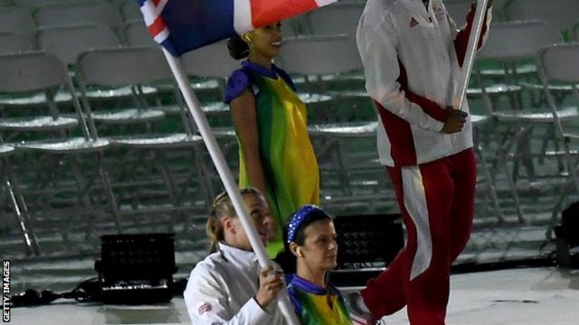英国選手団の旗手は女子ホッケーのケイト・リチャードソン＝ウォルシュ主将