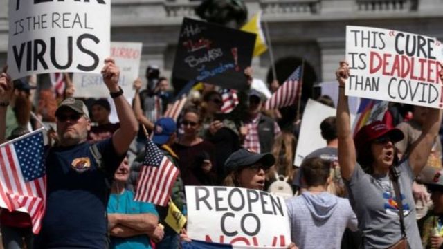 كان مئات المتظاهرين قد نظموا وقفة احتجاجية خارج مبنى عاصمة ولاية بنسلفانيا يوم الاثنين
