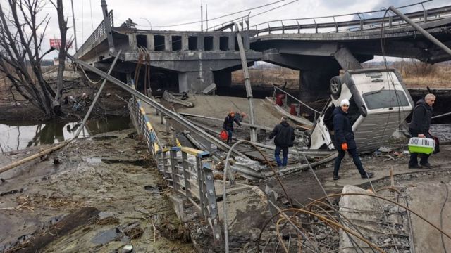 Un puente destruido por artillería rusa en Irpín