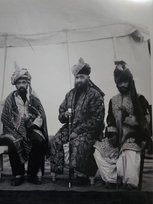 قاضی جلال الدین (مرکز) با خان کلات (چپ) و رئیس جلالوان (راست)