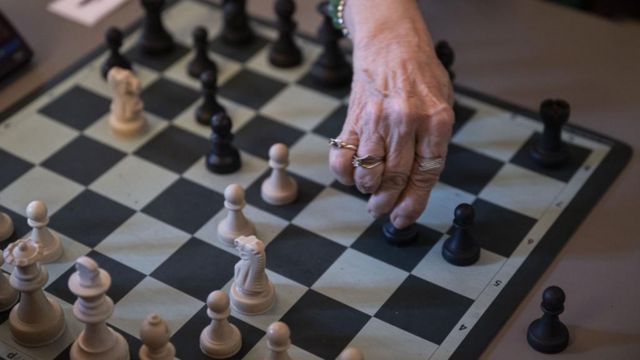 Las críticas a la prohibición de que las jugadoras transgénero de ajedrez  participen en torneos femeninos - BBC News Mundo