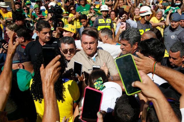 Bolsonaro rodeado de seguidores.