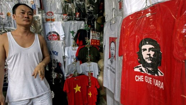 Tienda en Vietnam con una camiseta del 'Che' Guevara.