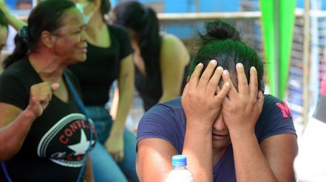 Familiar llora afuera de la cárcel Litoral en Ecuador