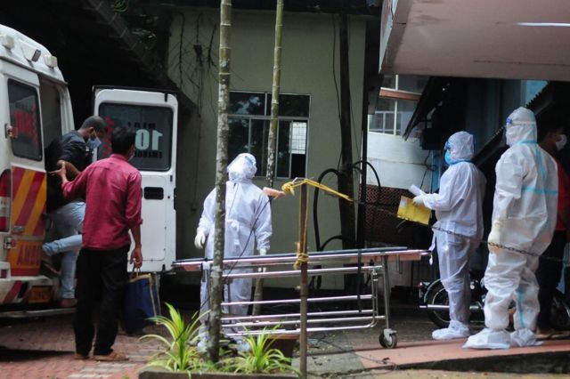 Profissionais de saúde usando equipamentos de proteção transferem pessoas que estiveram em contato com uma pessoa infectada com o vírus Nipah para um centro de isolamento em um hospital governamental em Calecute, no estado indiano de Kerala, em 14 de setembro de 2023