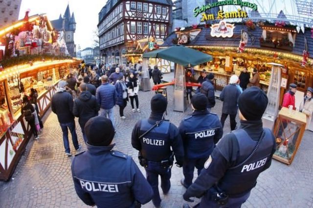 Frankfurtda polis Milad bazarına nəzarət edir