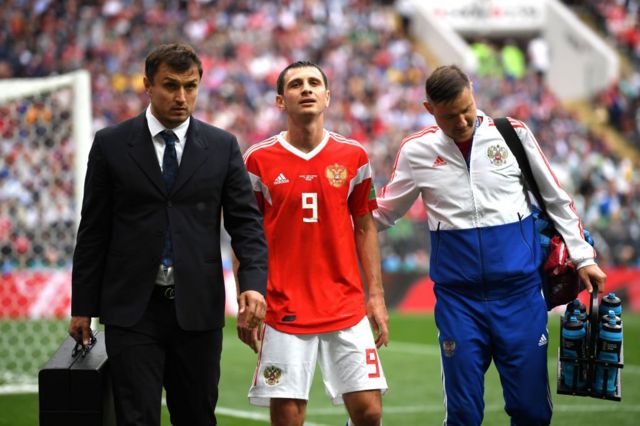 El jugador de la selección rusa Alan Dzagoev se lesionó durante el partido y tuvo que ser sustituido por Cheryshev.