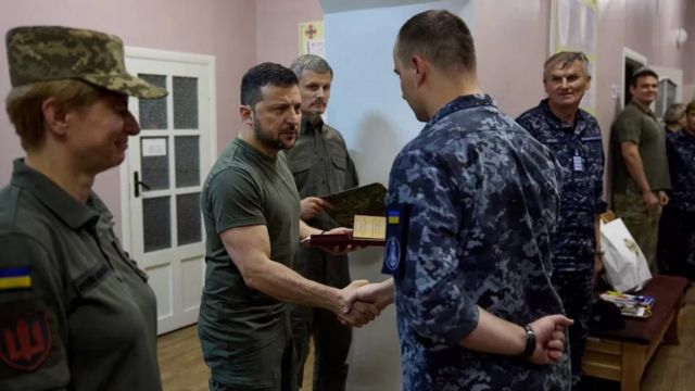 Tổng thống Zelensky đến thăm một bệnh viện quân đội ở thị trấn Ochakiv thuộc vùng Mykolaiv ngày 27/7