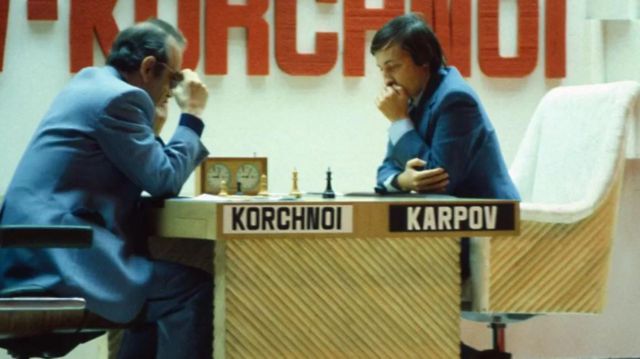 ویکتور کورچنوی (چپ) در مسابقه سال ۱۹۷۸ مقابل آناتولی کارپف بر سر قهرمانی جهان، یک عینک آفتابی آیینه‌ای زده بود