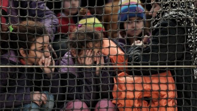 18日には約900人の移民がギリシャのレスボス島近くで救助された