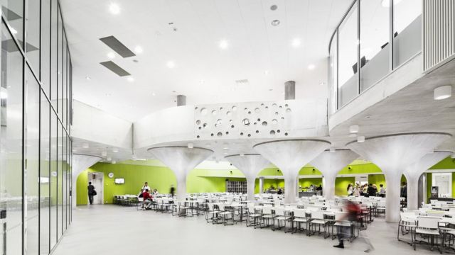 Interior de una escuela de diseño abierto en Finlandia.