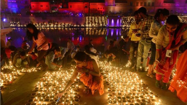 يضيء الهنود مصابيح أرضية على ضفاف نهر سارايو عشية مهرجان "ديوالي" خلال حدث "ديبوتساف" الذي نظمته حكومة أوتار براديش في أيوديا في 6 نوفمبر 2018.
